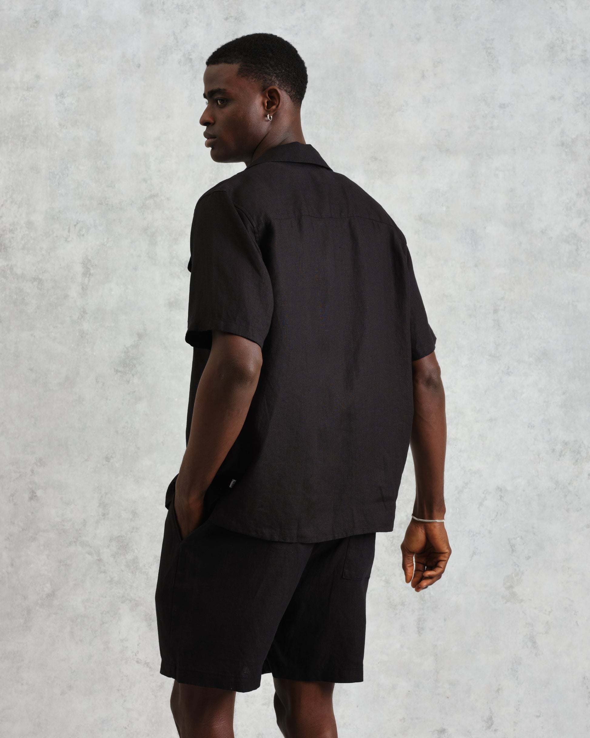 wax london men's Bartlett - Washed Black Linen Short-Sleeve Shirt