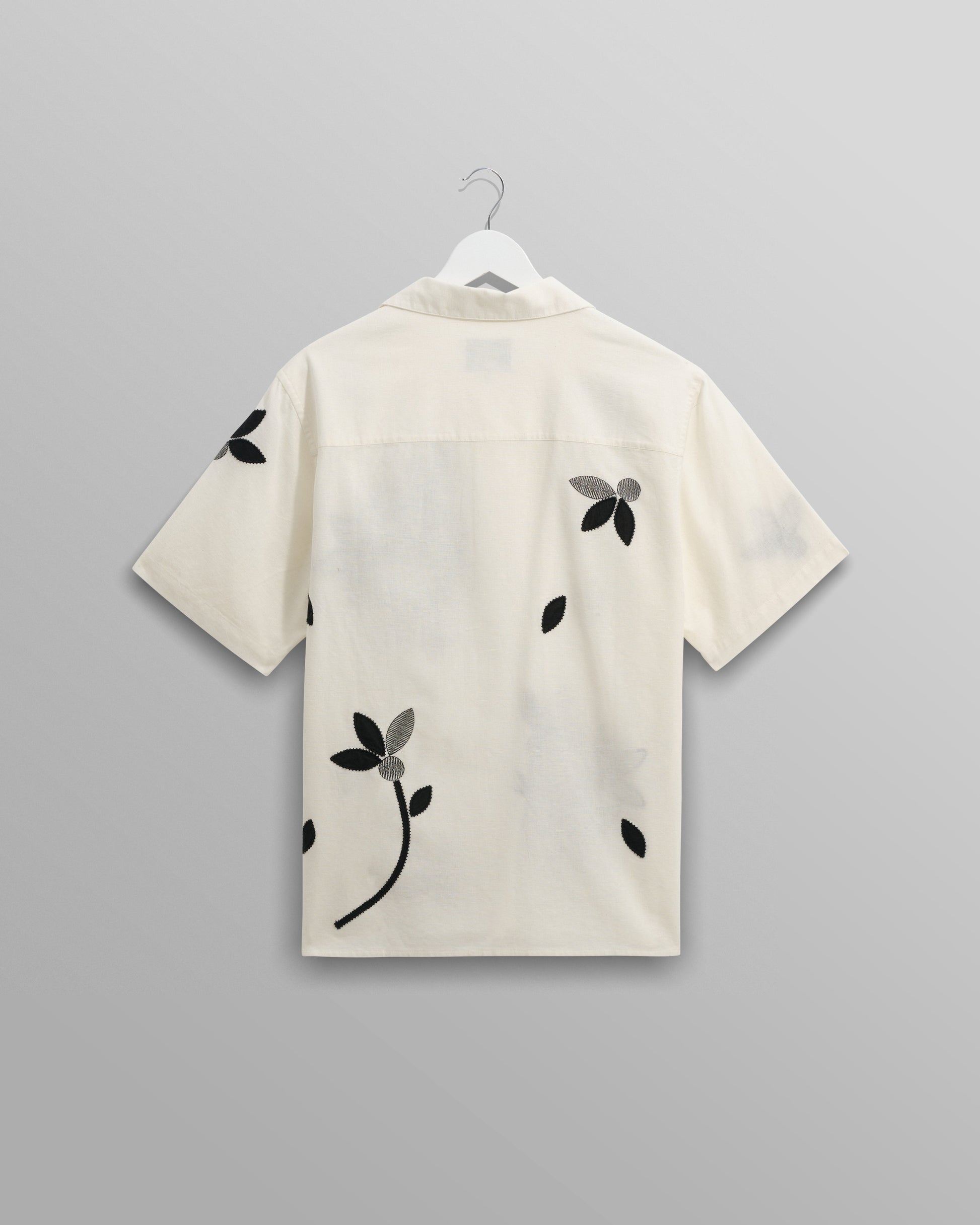 wax london men's Didcot - Ecru And Black Bloom Appliqué Short-Sleeve Shirt