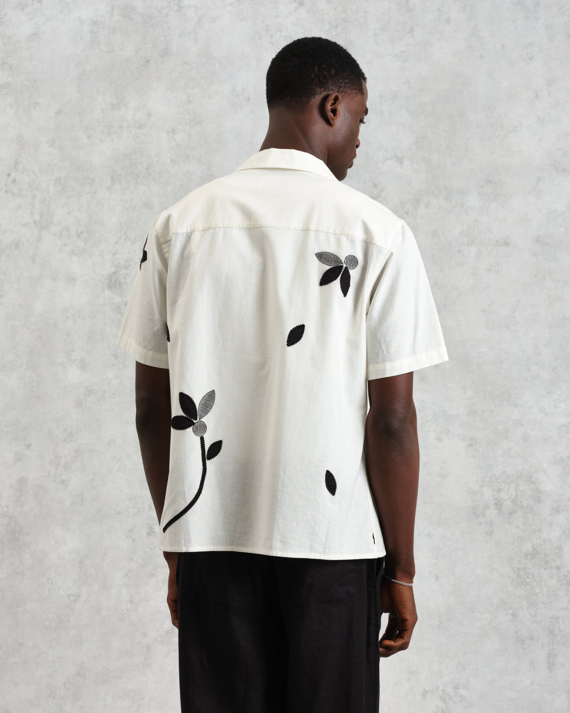 wax london men's Didcot - Ecru And Black Bloom Appliqué Short-Sleeve Shirt