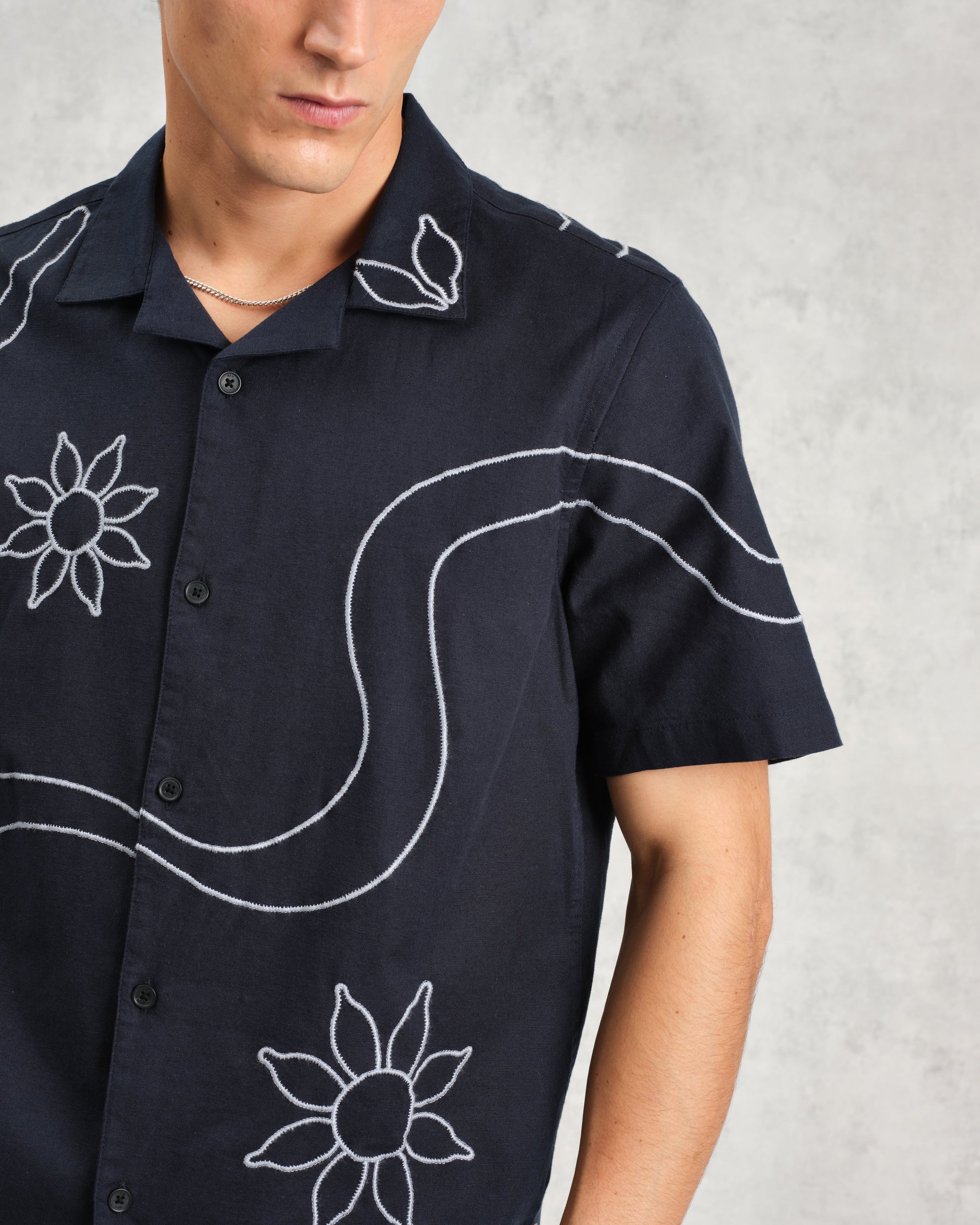 wax london men's Didcot - Navy Bold Floral Embroidered Short-Sleeve Shirt